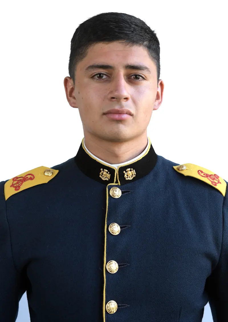 Cadete de la Escuela Militar en uniforme de gala