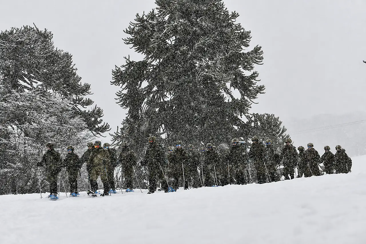 Columna de alumnos en instrucción de montaña