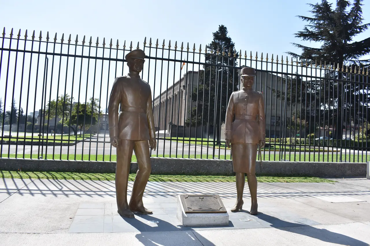Monumento al Cadete en el acceso de la Escuela Militar
